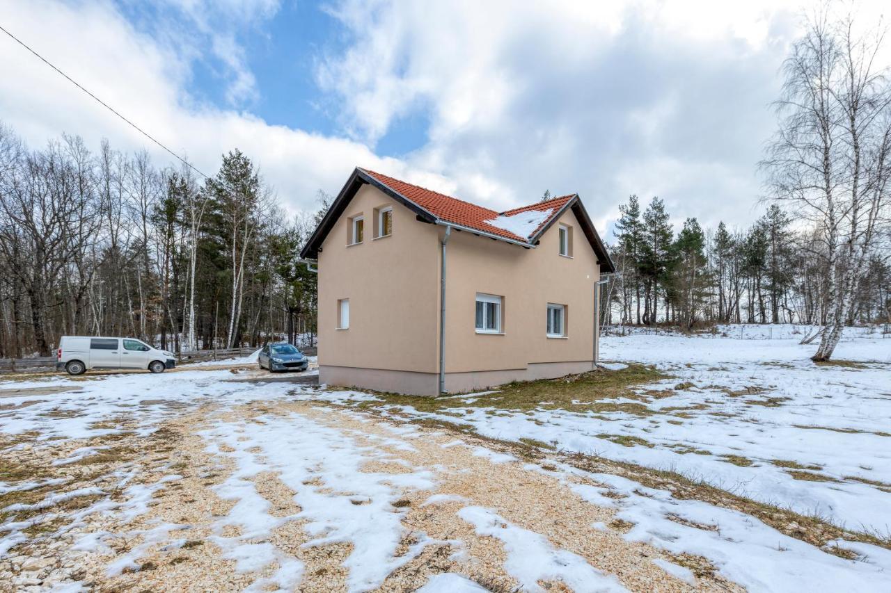 דירות Gospić Apartman Vedro Polje מראה חיצוני תמונה